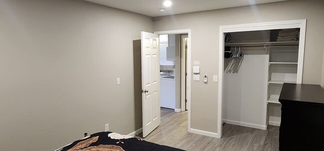 Building Photo - Furnished 1 bedroomu unit available now!