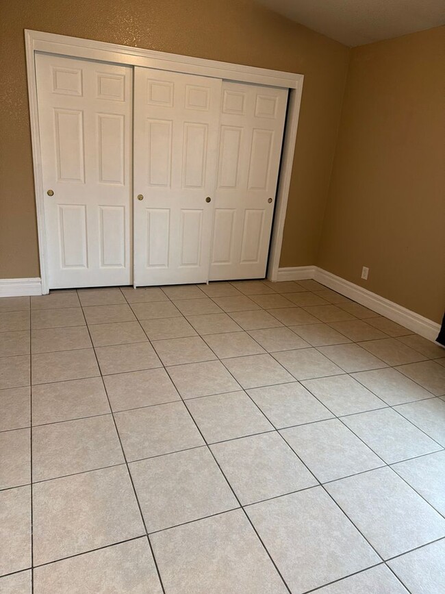 Building Photo - 2127 Park View Dr