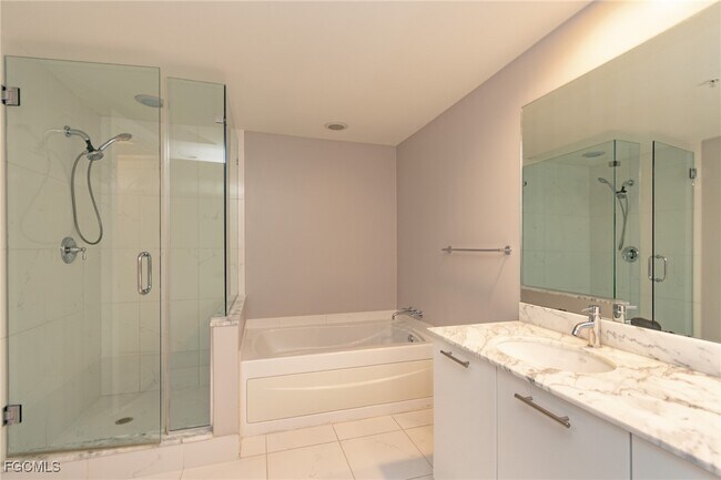 Building Photo - 3000 Oasis Grand Blvd