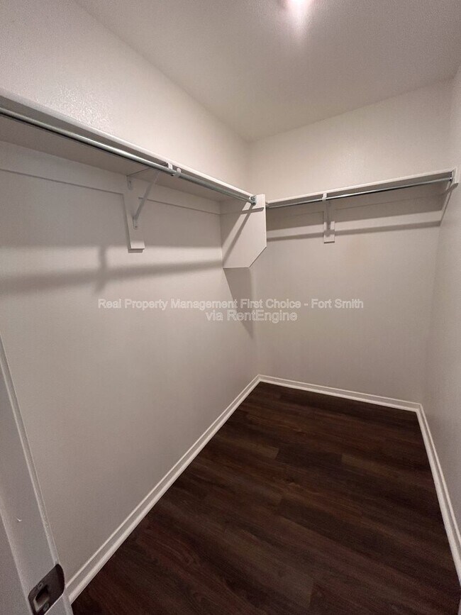 Building Photo - 10640 Cedar Wy