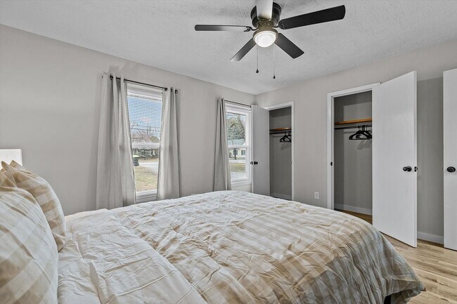 Building Photo - Great furnished month to month rental near...