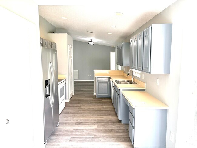 Building Photo - 2872 SW Fluvia St