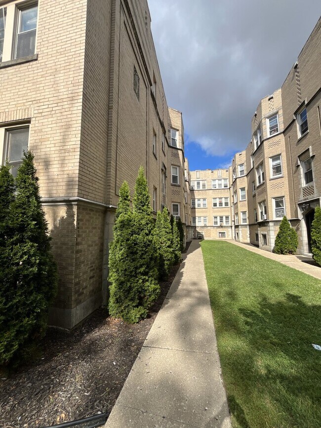Primary Photo - 6322 N Albany Ave