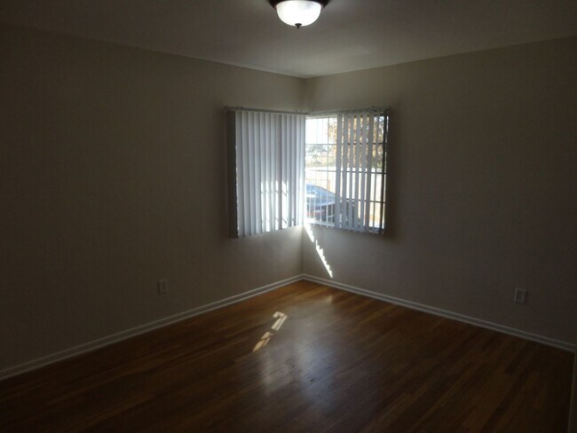 Building Photo - Move in Special!! $500 off 1st Month's Rent!!