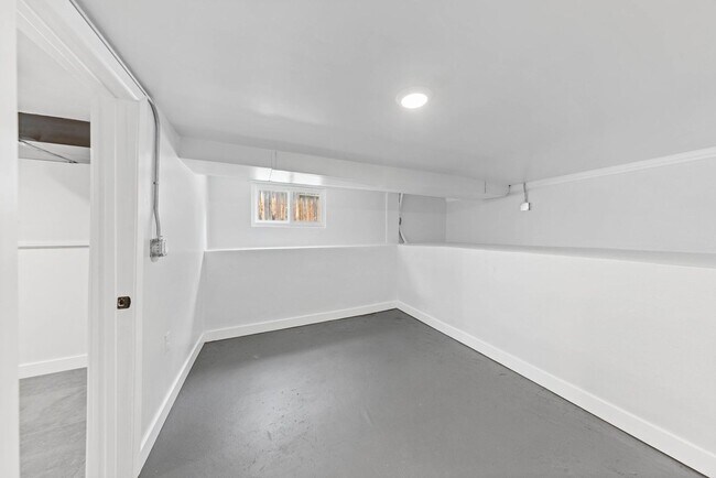 Building Photo - 3 Bed, 2 Bath, 1 Office/Guest - Fully Renovated Midtown Home