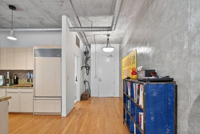 Building Photo - 877 Island Ave