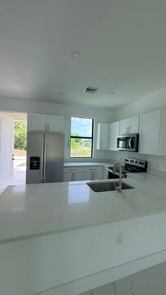 Building Photo - 496 Loretta Ave S