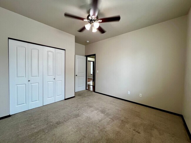 Building Photo - Home in West Valley with garage & back yard!