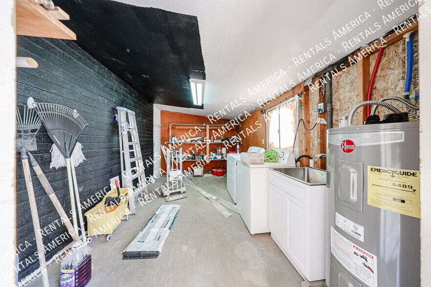 Building Photo - 935 E Wesleyan Dr