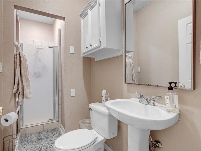 Building Photo - 8422 Tavenor Ln