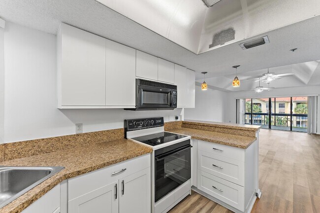 Building Photo - 700 Uno Lago Dr