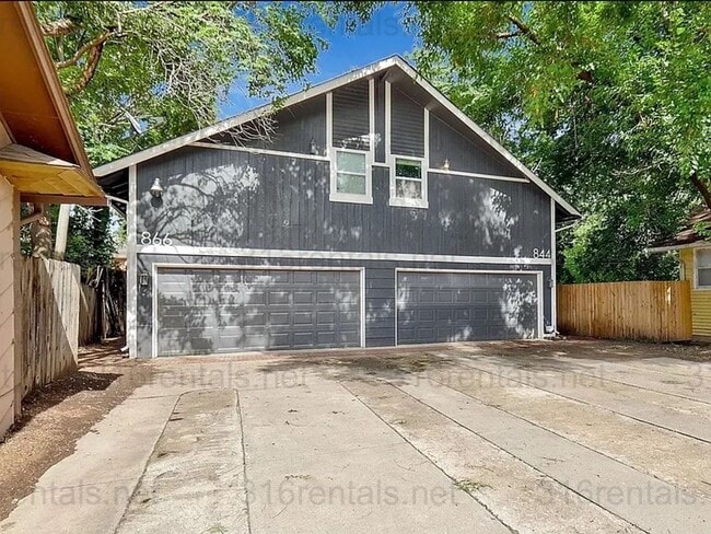 Building Photo - $1545 - 2 bed 2 bath - Duplex located in R...