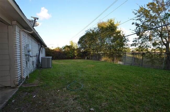 Building Photo - 439 Breeze Park Dr