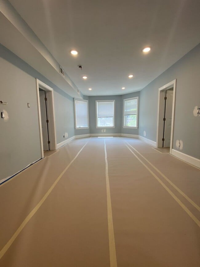 Building Photo - New Apartment in Allston. Eat-in Kitchen. High-End Appliances, Big Bedrooms, Lost of Closets, Lau...