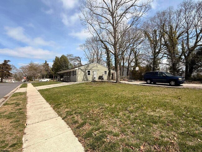 Building Photo - 644 5th St