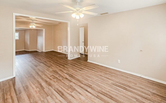 Building Photo - 2402 E Bougainvillea Ave
