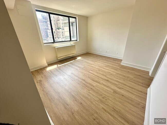 Building Photo - 323 W 96th St