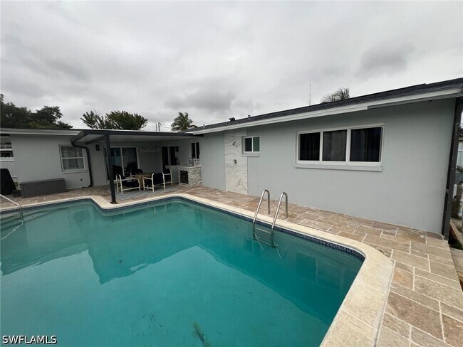 Building Photo - 1118 NE Pine Island Ln
