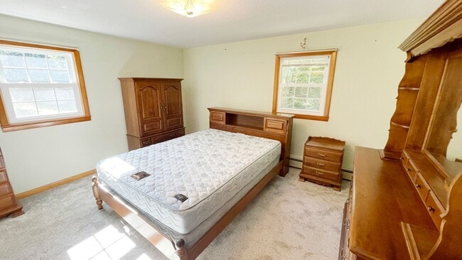 Building Photo - 3 BR House on a Lake 1.5 Baths