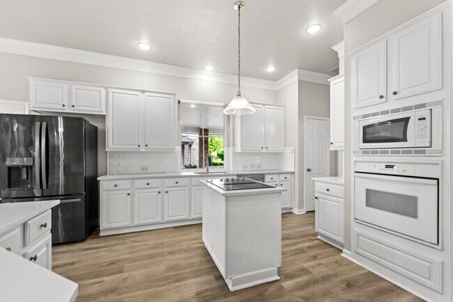 Building Photo - Gorgeous 4 bed/3.5 bath two story home!