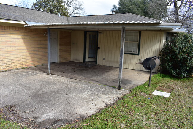 Building Photo - 523 Arbor Oak Dr
