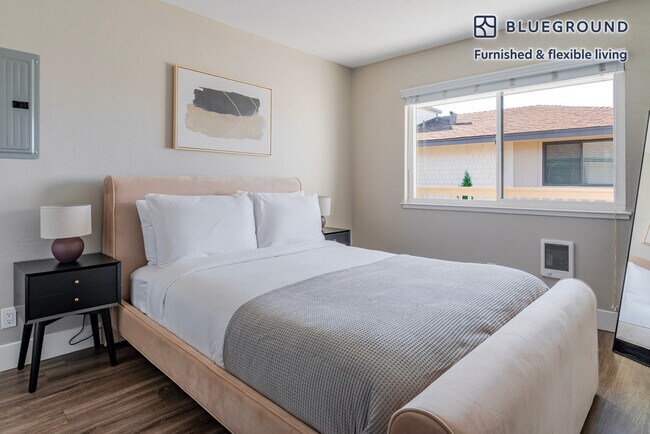 Building Photo - 950 E Hillsdale Blvd