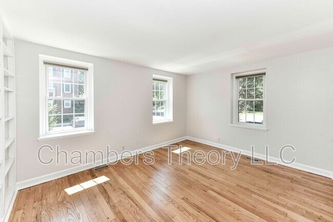 Building Photo - 3057 S Buchanan St