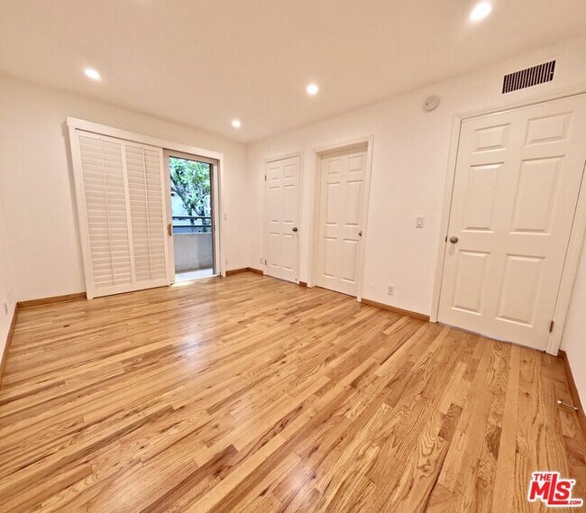 Building Photo - 805 N W Knoll Dr