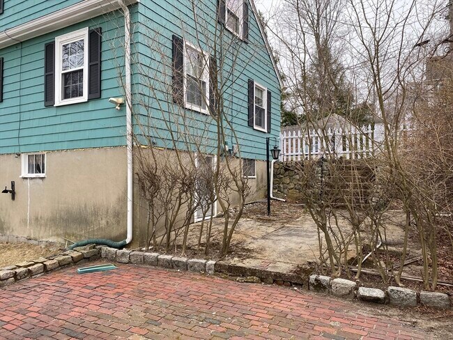 Building Photo - 11 Woodbury St