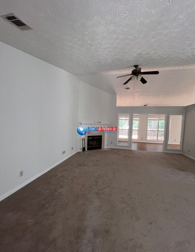 Building Photo - Newly renovated ranch in the COLLINS HILL ...