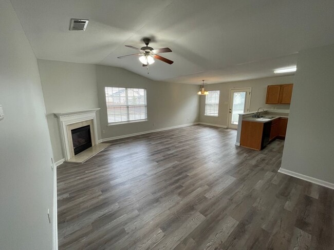 Building Photo - Loudon 3-bedroom 2-bathroom home with open layout on corner lot available 11/15
