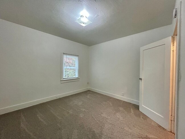 Building Photo - 231 NE 4th Ave