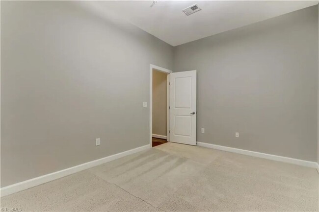 Building Photo - High-Rise Luxury 2 bedroom 2 bathroom cond...
