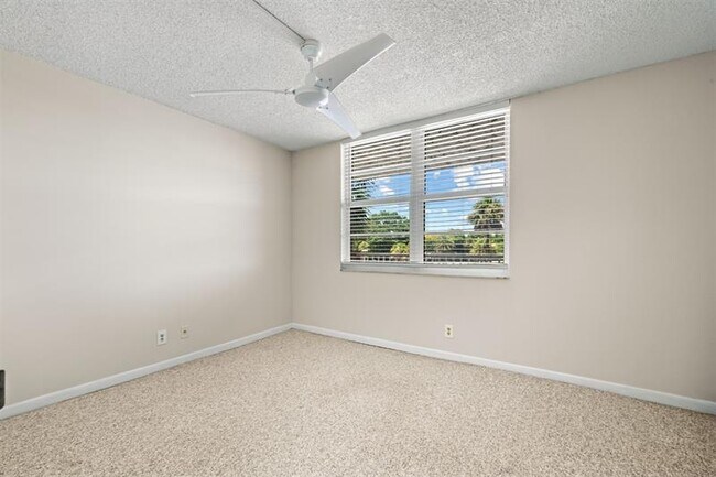 Building Photo - 250 Jacaranda Dr