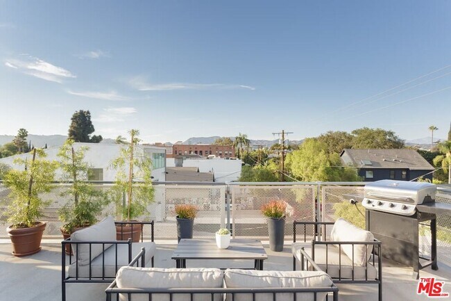 Building Photo - 530 N Larchmont Blvd