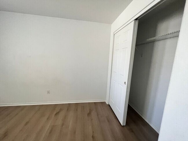 Building Photo - 1585 Roma Ct