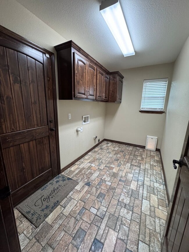 Building Photo - Beautiful 4 bed 2 bath home Available Now!