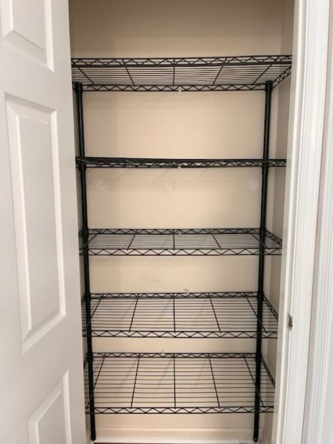 Building Photo - 2 bedroom 2 bath condo located close to beaches, shopping and restaurants