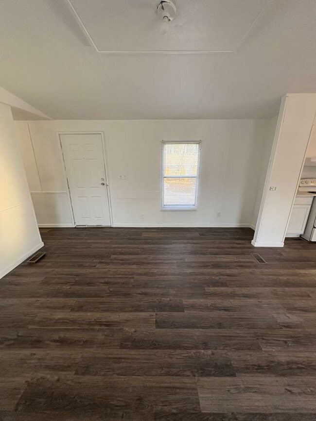 Building Photo - 736 Green Acres Ln