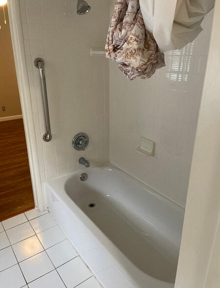Shower - 2540 W Ramona Rd