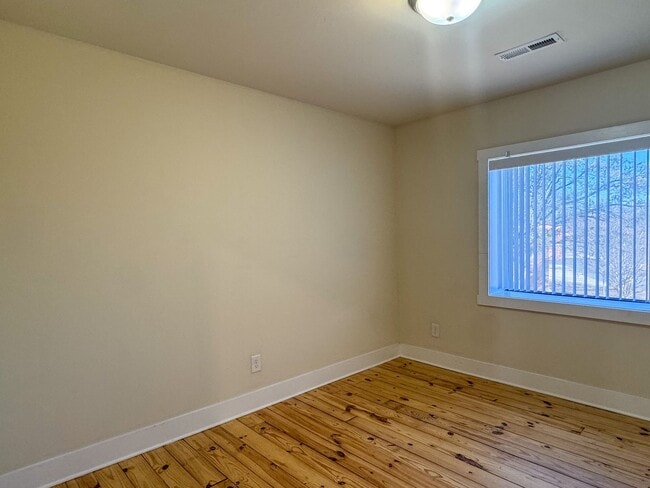 Building Photo - 106 N Main St