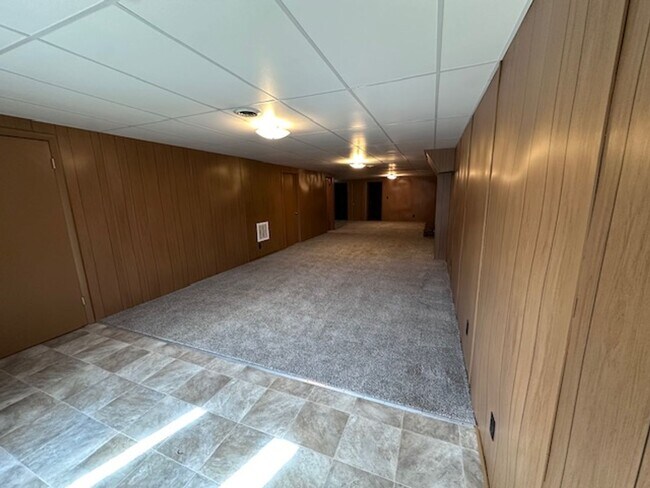 Building Photo - Maryville 37803 - 5 bedroom, 3 bath home - Contact Karen Robertson (865) 454-7626