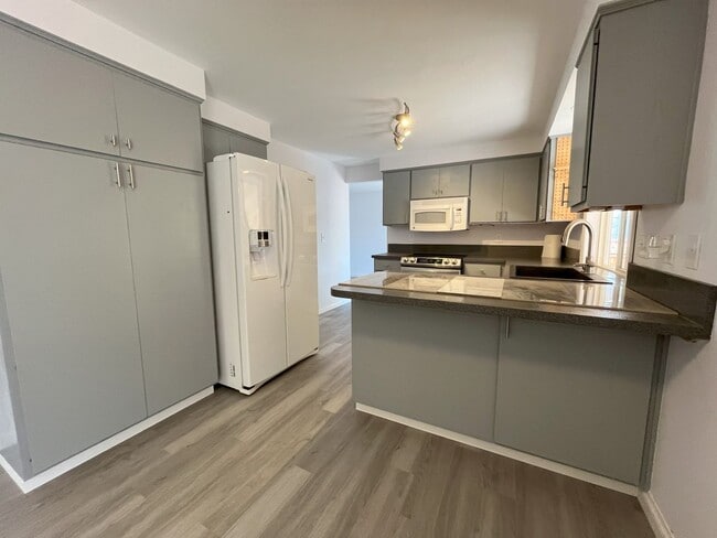 Building Photo - Spacious 4-Bedroom, 2.5-Bathroom Home with...