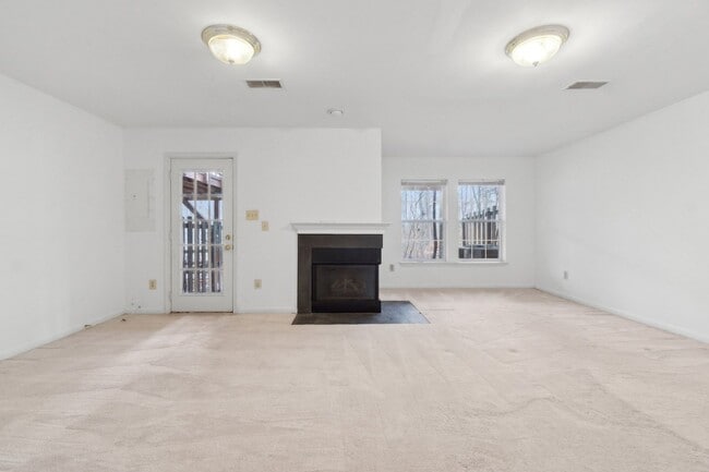 Building Photo - Wonderful Townhome