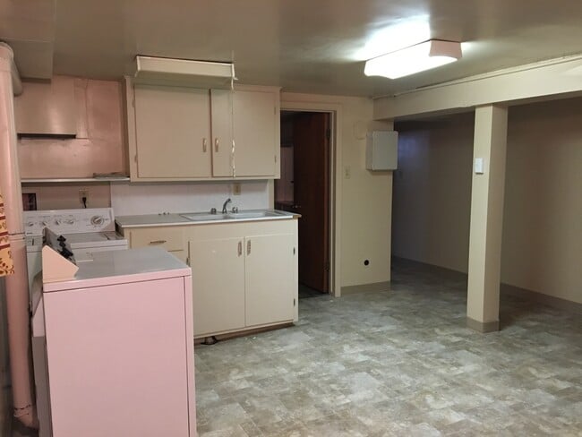 Building Photo - 4 bed - 2 bath Charming single family home...