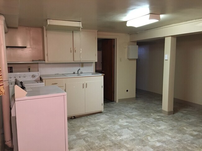 Building Photo - 4 bed - 2 bath Charming single family home walking distance to everything!