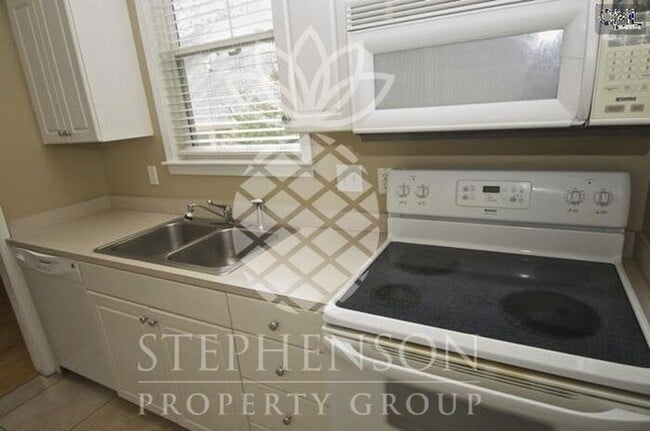 Building Photo - college students welcome