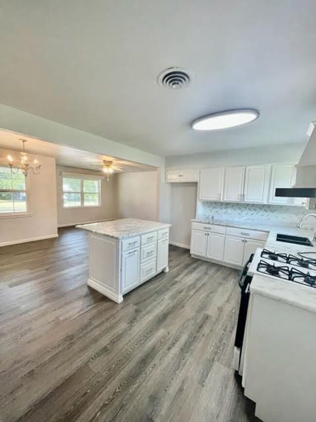 Building Photo - 1830 La Porte Dr