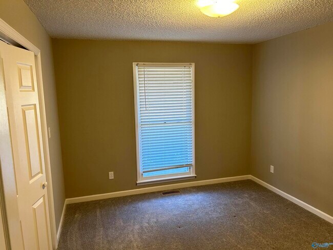 Building Photo - 503 Highland Dr