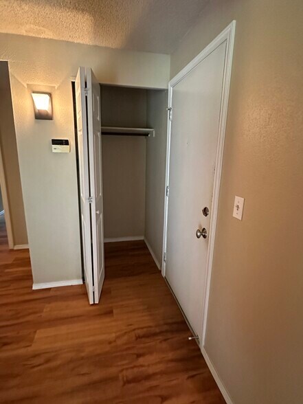 Building Photo - 4641 W Lake Sammamish Pky SE